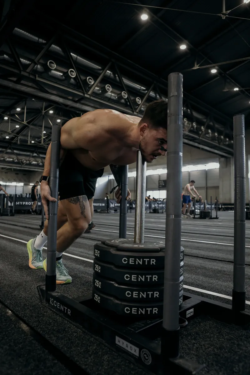 Hyrox trening – potiskanje sani